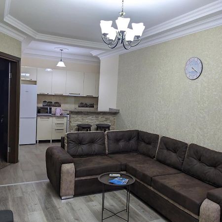 Berapartment With Mountain View Batumi Esterno foto