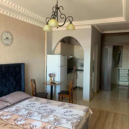 Berapartment With Mountain View Batumi Esterno foto