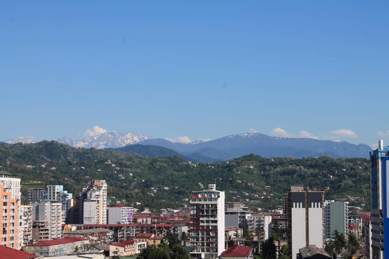 Berapartment With Mountain View Batumi Esterno foto