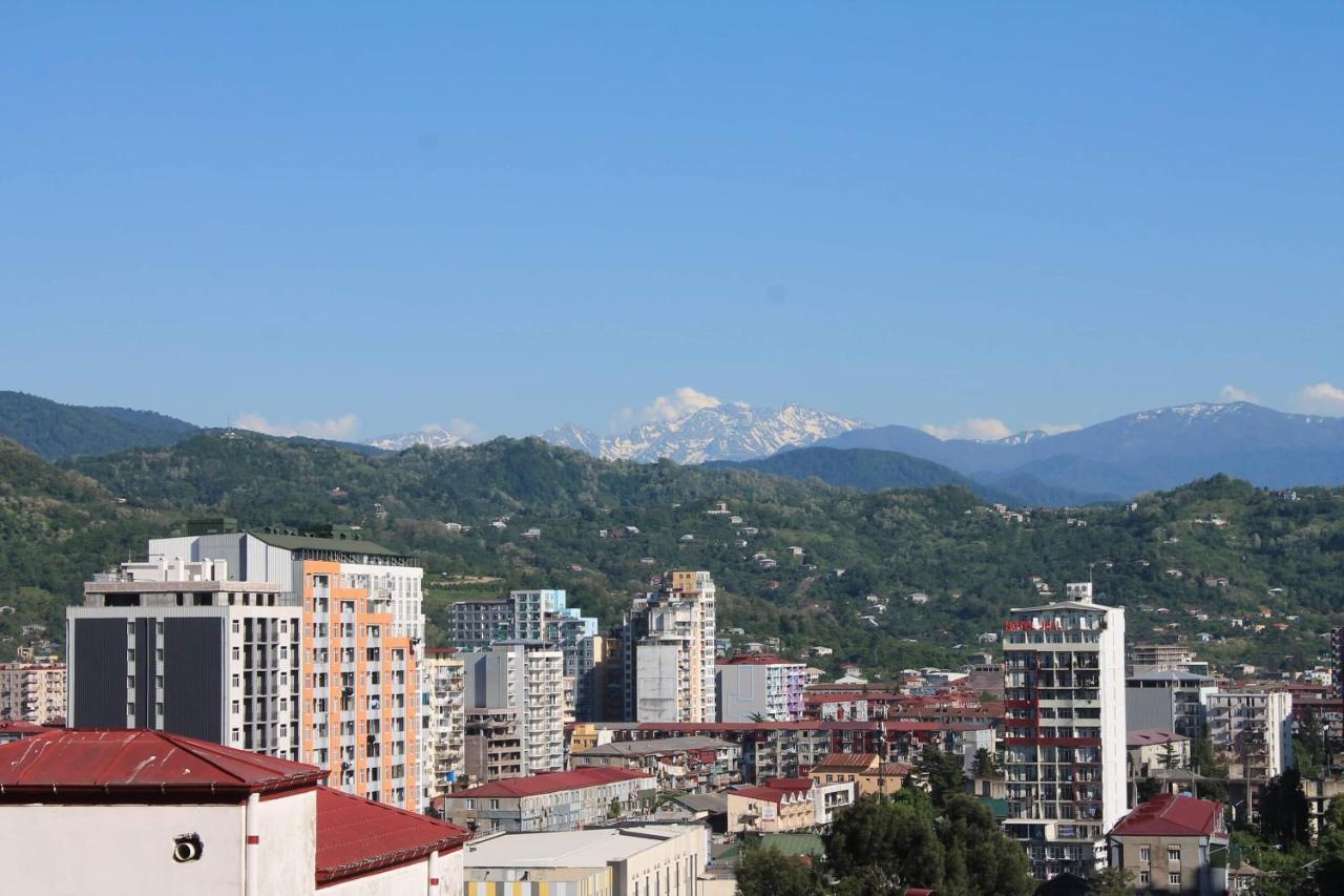 Berapartment With Mountain View Batumi Esterno foto