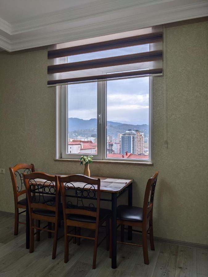 Berapartment With Mountain View Batumi Esterno foto