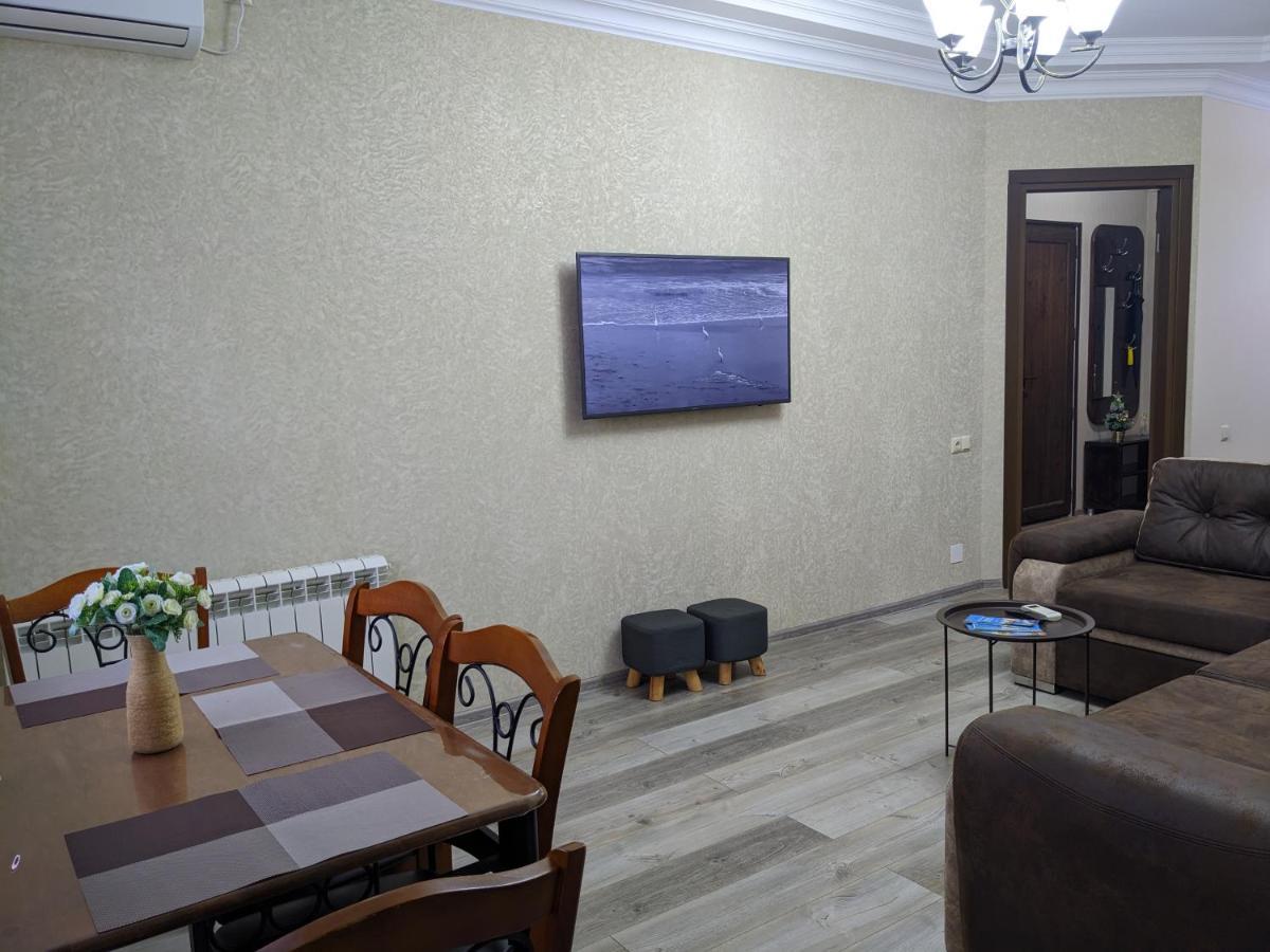 Berapartment With Mountain View Batumi Esterno foto