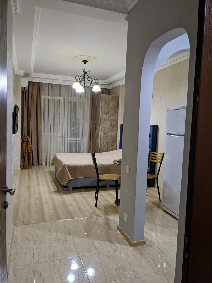 Berapartment With Mountain View Batumi Esterno foto