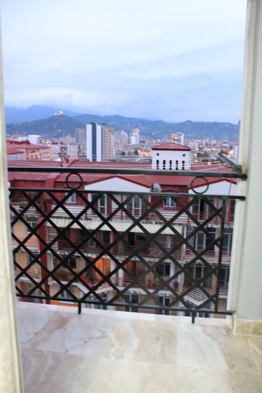 Berapartment With Mountain View Batumi Esterno foto